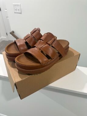 UGG Goldenstar Slide Woman's 10/ Men's 9.